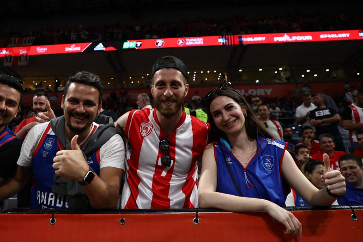 Final Four 2022: Μαζί στις εξέδρες της Stark Arena φίλαθλοι του Ολυμπιακού και της Αναντολού Εφές