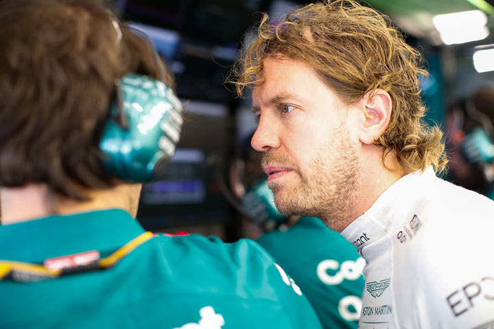 Ο Φέτελ έψαχνε με ένα σκούτερ στο κέντρο της Βαρκελώνης τους κλέφτες της τσάντας του