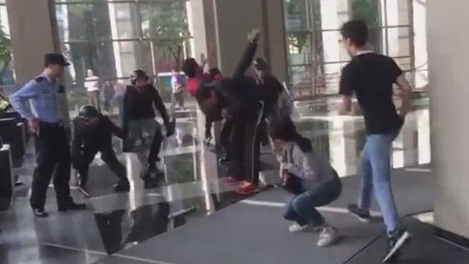 Φύλακας στην Κίνα απελευθερώνει όμηρο με κίνηση Τζούντο!
