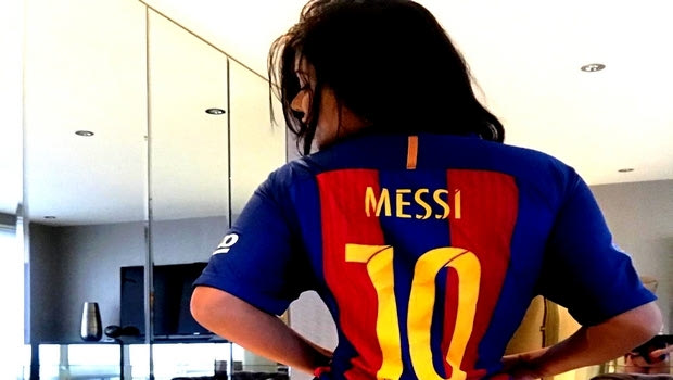 H Miss BumBum φωτογραφήθηκε μόνο με τη φανέλα του Μέσι
