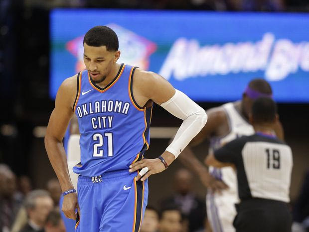 Πρώτη βολή μέσα με ταμπλό, δεύτερη airball από τον Roberson!