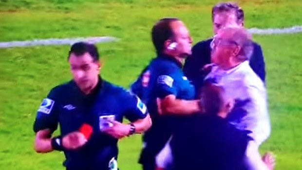 Βοηθός προπονητή προσποιήθηκε ότι τον χτύπησε διαιτητής