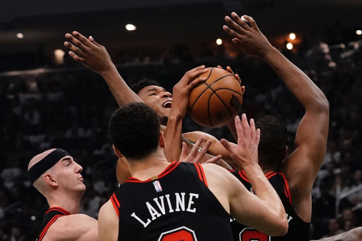 Προγνωστικά NBA: Ζόρισαν οι σειρές για Μπακς και Σανς