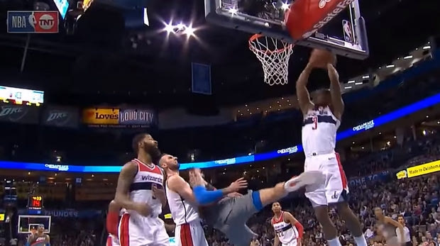Ο Steven Adams έριξε… καρατιά στα γεννητικά όργανα του Beal!