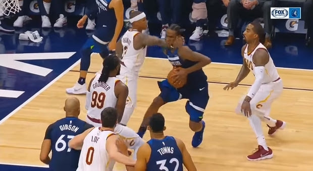Σκληρό φάουλ και αποβολή για τον Isaiah Thomas