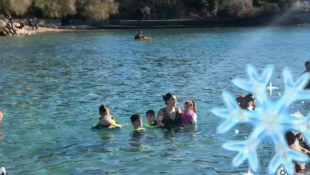 Η γυναίκα και τα παιδιά του Σπανούλη βούτηξαν για τον Σταυρό