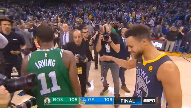 Ο Curry έφαγε… άκυρο (κατά λάθος) σε High-5 από τον Irving!