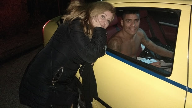Ημίγυμνος μέσα σε ταξί ο Λέο Μάτος!