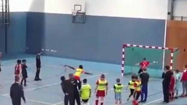 Απίστευτο: Ευστόχησε σε πέναλτι και μπήκε καλάθι με ταμπλό το παπούτσι του