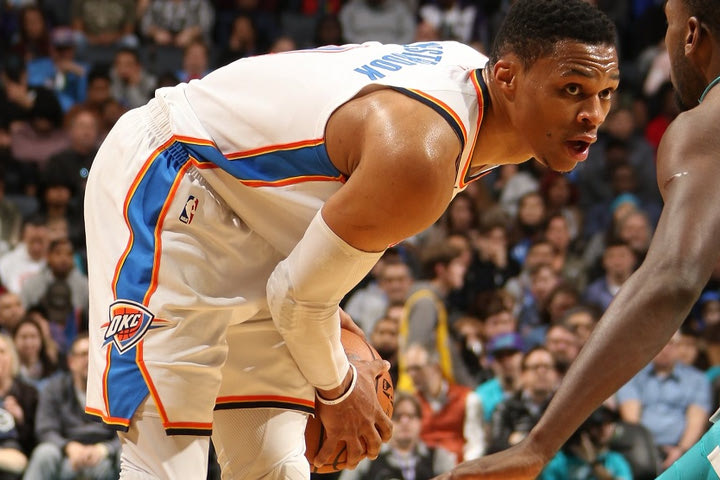 Η είσοδος θεατή στο παρκέ και το σπρώξιμο του Westbrook