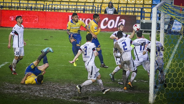 Σκαρφάλωσε ο Παναιτωλικός, 1-0 την Κέρκυρα στον “βούρκο” του Αγρινίου