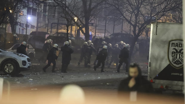 Videos & photos από τα επεισόδια έξω από την Τούμπα
