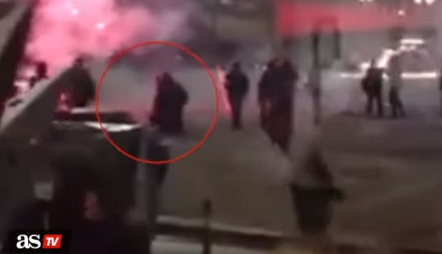 Η στιγμή που ο άτυχος αστυνομικός καταρρέει έξω απ’ το “Σαν Μαμές”