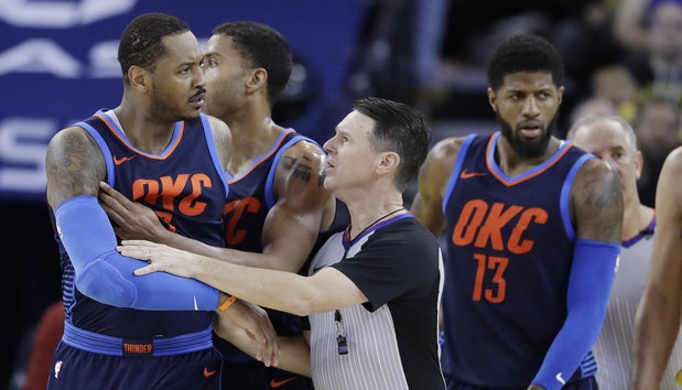 “Τρελάθηκε” ο Carmelo Anthony και πέταξε την κορδέλα του στο παρκέ!