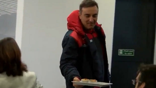 Ο Καρβαλιάλ κέρασε Pasteis de Nata τους δημοσιογράφους