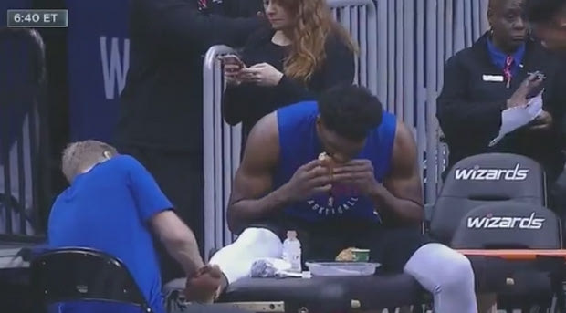 Θεούλης ο Embiid: Έφαγε burger πριν από αγώνα!