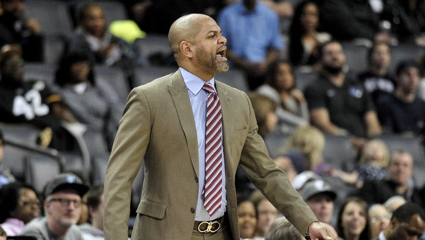 Ο τεχνικός των Grizzlies αποβλήθηκε και “στόλισε” με βρισιές διαιτητή!