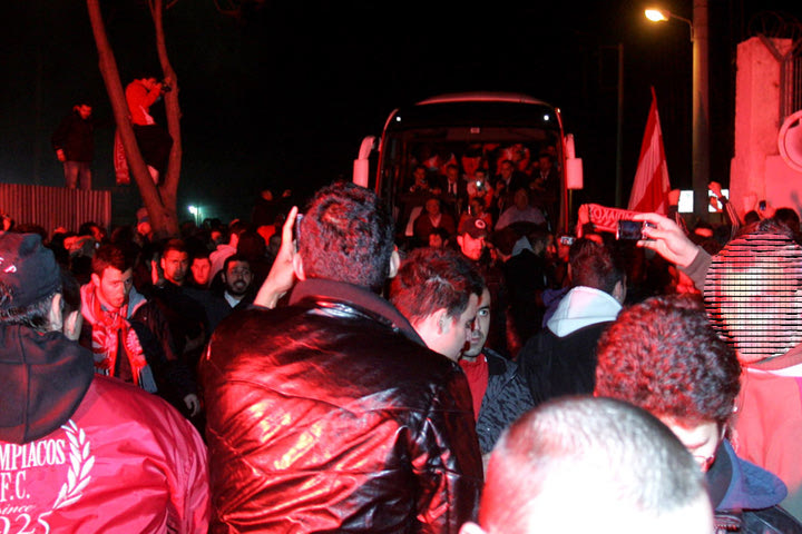 Στου Ρέντη οι οπαδοί πριν την αναχώρηση για το ΟΑΚΑ
