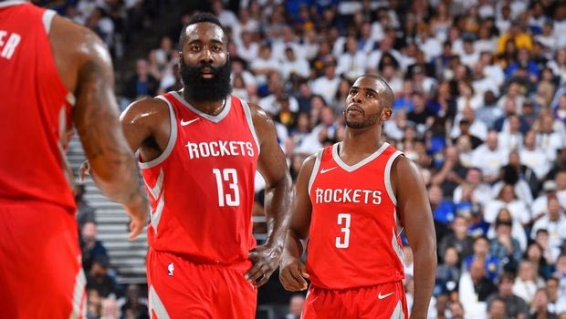 Ο Chris Paul χρεώθηκε με λάθος επειδή έκανε high-5 με τη μαμά του Harden!