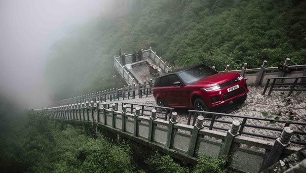 Tο Range Rover Sport P400E ανεβαίνει 999… σκαλοπάτια