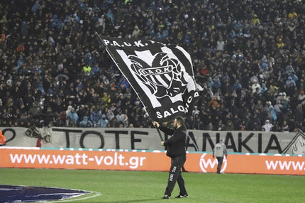 Κρεμασμένο… μηχανάκι στην κεντρική εξέδρα της Τούμπας!