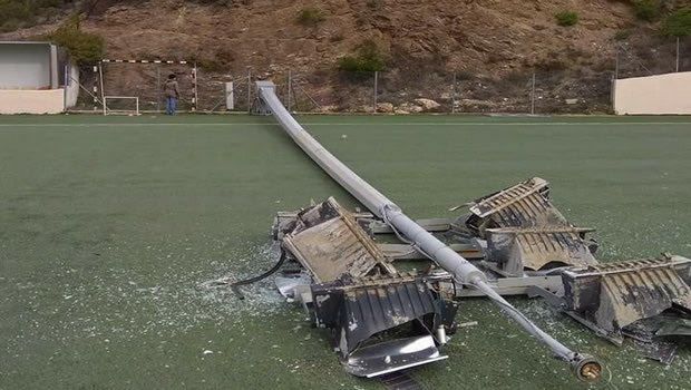 “Γκρεμίστηκε” πυλώνας φωτισμού σε ματς 13χρονων στη Σταμάτα!