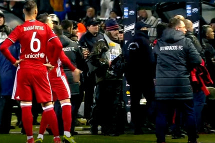 Ο Μιραλάς δείχνει τα γεννητικά όργανά του στην κερκίδα