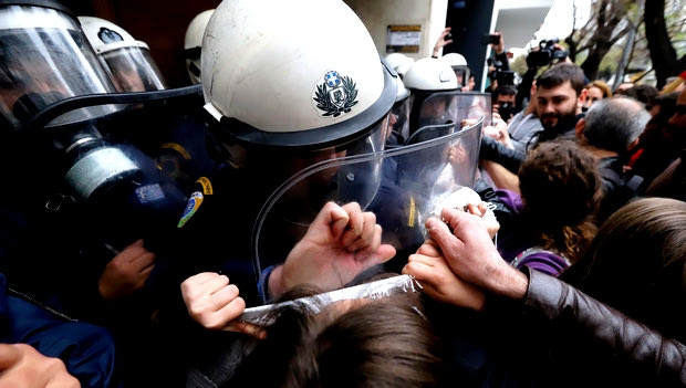 Τραυματίστηκε δημοσιογράφος του ΣΚΑΪ στα επεισόδια για τους πλειστηριασμούς
