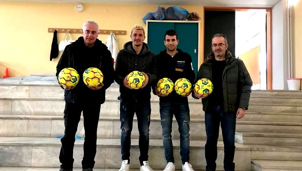 Μοίρασε μπάλες στα σχολεία ο Πίτι