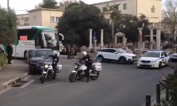 Οπαδοί ΑΕΚ σε παίκτες Παναθηναϊκού: “Δώστε μας το πρωτάθλημα”