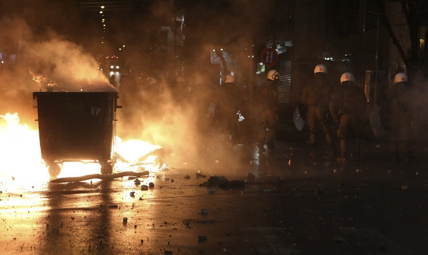 Επίθεση με πέτρες και φωτοβολίδες σε σύνδεσμο του ΠΑΟΚ στην Ομόνοια