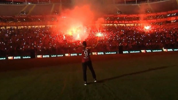 Παρουσίαση Φαλκάο με 40.000 οπαδούς!