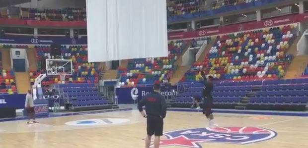Τρίποντο από το κέντρο ο Κάιλ Χάινς!