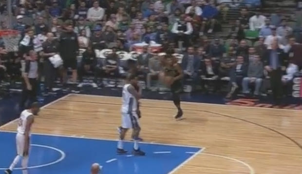 Ο Dennis Smith Jr. έστειλε την μπάλα στο… διάστημα!