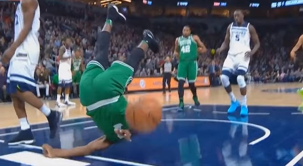 Τρομακτική πτώση του Jaylen Brown στο παρκέ έπειτα από κάρφωμα