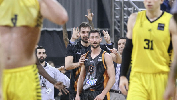 VIDEO: Ευστόχησε πίσω από το κέντρο ο Γκίκας!