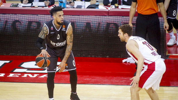 Χάκετ: “Για αυτό φίλησα το σήμα του Ολυμπιακού”
