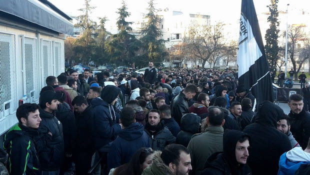 Τεράστιες ουρές έξω απ’ τα εκδοτήρια της Τούμπας