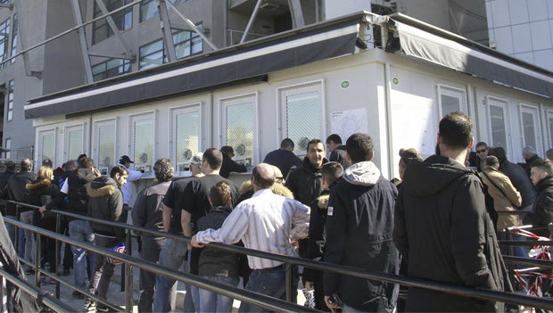 Φωτογραφίες απ’ τις ουρές έξω απ’ τα εκδοτήρια της Τούμπας