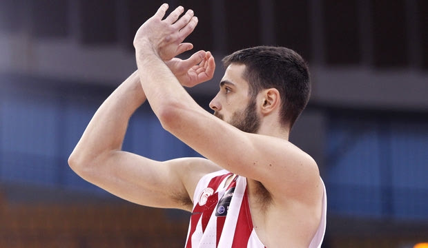 Buzzer beater του Παπαπέτρου από το κέντρο του γηπέδου