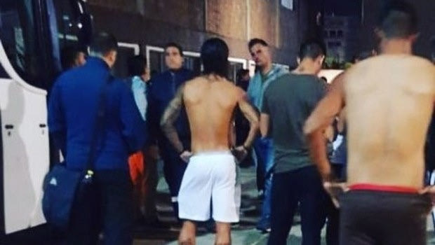 Χούλιγκαν της Πλατένσε λήστεψαν κι απείλησαν τους παίκτες της ομάδας τους