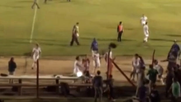 Video: Ποδοσφαιριστής άρπαξε το λάπτοπ δημοσιογράφου και το πέταξε