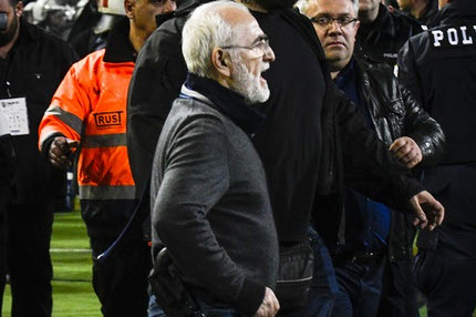 Η ΑΕΚ καταγγέλλει τον Σαββίδη για οπλοφορία