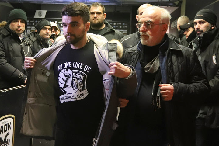 Τους ακούει όλους και παίρνει αποφάσεις!