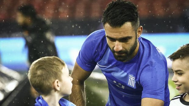 Ο Τζαβέλλας ζέστανε με τη ζακέτα του τον πιτσιρικά που τον συνόδευε
