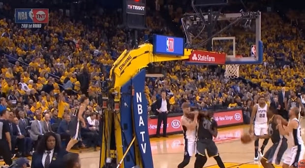 Ο Draymond Green “ξάπλωσε” στο παρκέ με αγκωνιά τον Bertans