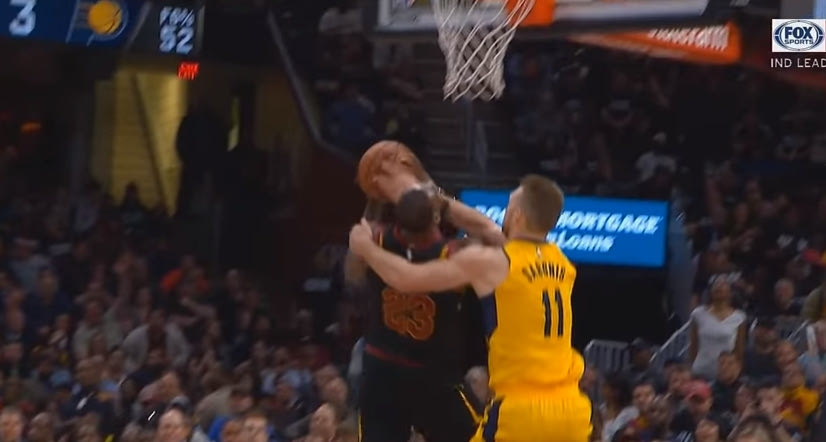 Ο Sabonis ισοπέδωσε τον LeBron με πολύ σκληρό φάουλ