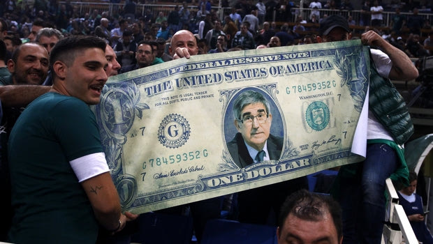 Photo: Πανό στο ΟΑΚΑ με τον Μπερτομέου σε δολάριο