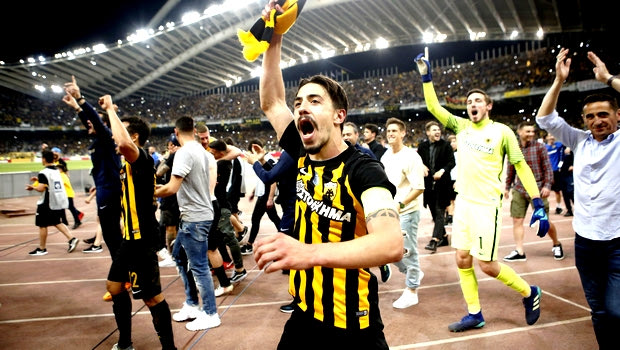 Ο γύρος του θριάμβου από τους παίκτες της ΑΕΚ