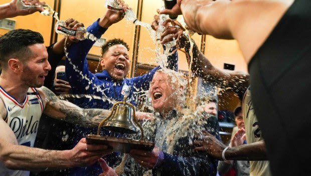O Brett Brown έγινε… μούσκεμα μετά την πρόκριση των 76ers